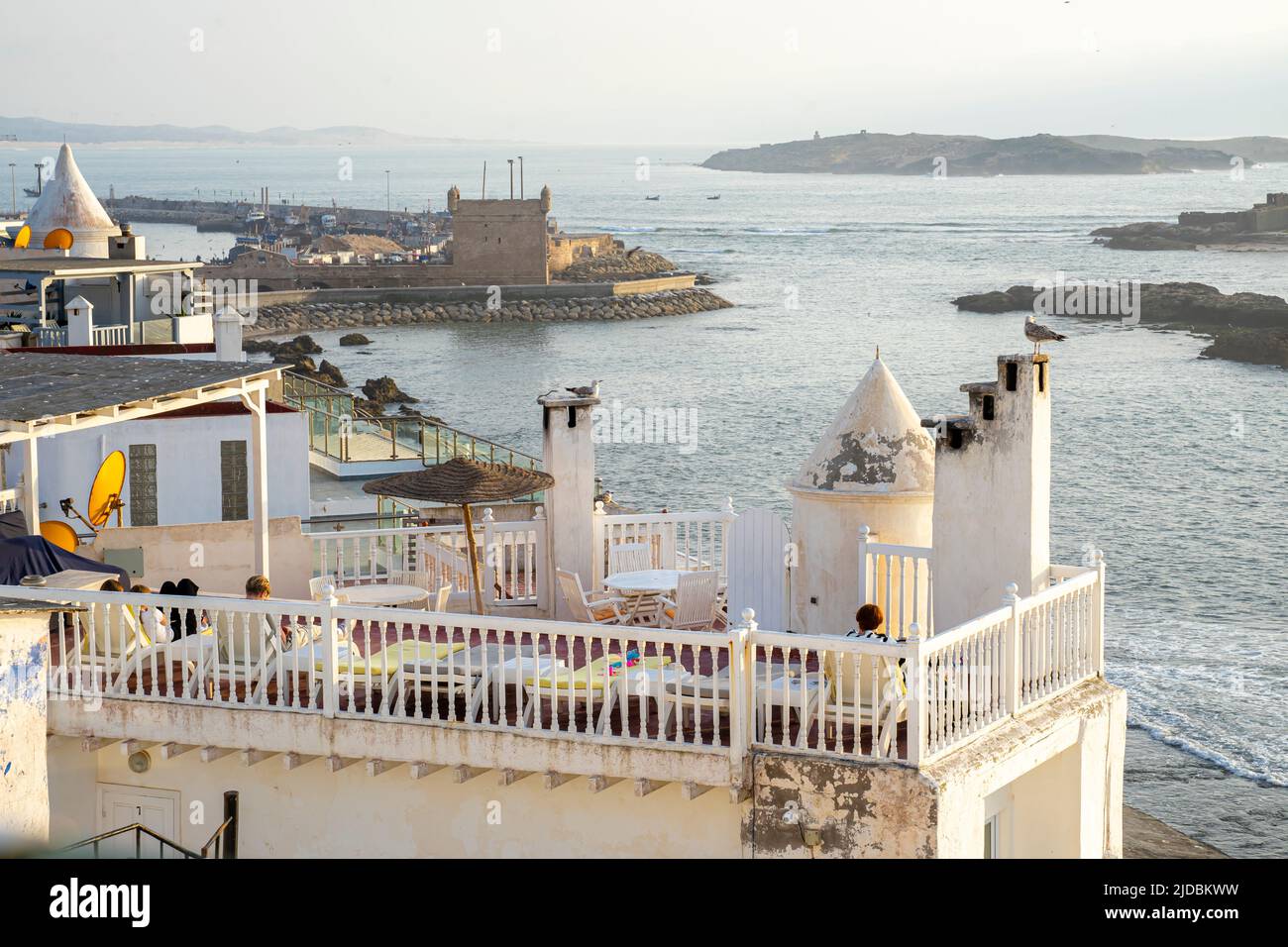 Terrasse in Essaouira, Marokko mit Blick auf die Atlantikküste. Maroccan touristischen Stadt-Hafen Stockfoto