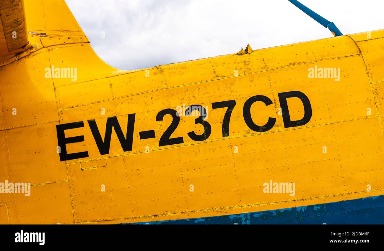 Die Flugzeugnummer Antonow an-2 - kukurusnik - ein sowjetisches Massenerzeugungsflugzeug mit einem Motor und zwei Flugzeugen - landwirtschaftliche Flugzeuge Stockfoto