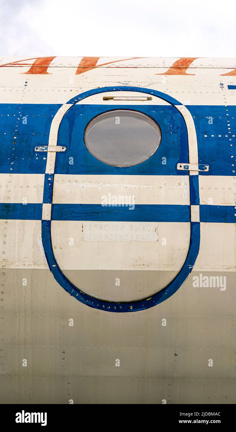 Außenansicht der Tür des Flugzeugs Jak-40, das vom belarussischen Flugzeugträger betrieben wird Stockfoto
