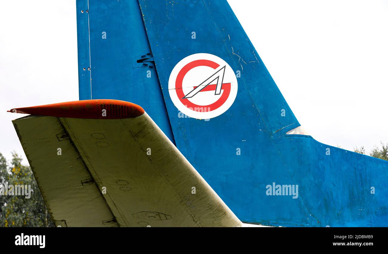 Heck eines an-24-Flugzeugs, das von der belarussischen Fluggesellschaft Gomelavia betrieben wird Stockfoto