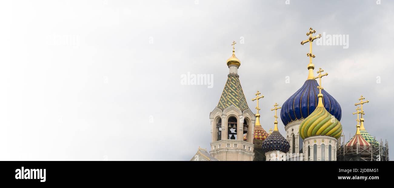Russische christlich-orthodoxe Kirche mit Kuppeln und einem Kreuz gegen den Himmel. Russische Orthodoxie und christlichen Glauben Konzept. Hochwertige Fotos Stockfoto