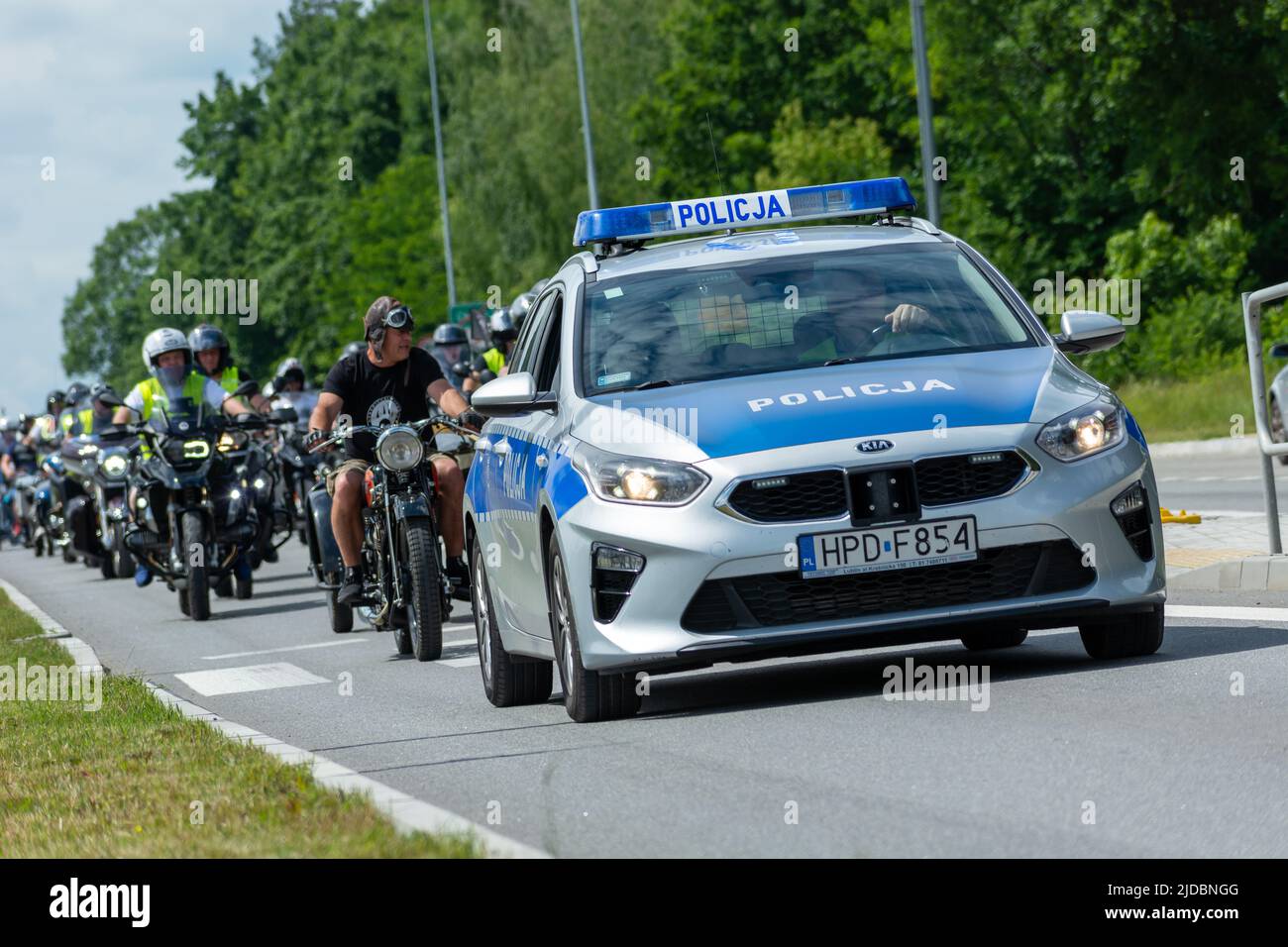 Chelm, Lubelskie, Polen - 18. Juni 2022: Beginn der Fahrt durch die Straßen der Stadt, MotoKropla ist eine kostenlose Motorrad-Veranstaltung Stockfoto