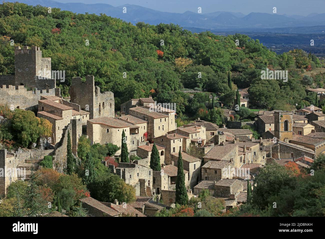 Frankreich, Ardèche Saint-Montan mittelalterliches Dorf mit Charakter dominiert von einer feudalen Burg Stockfoto