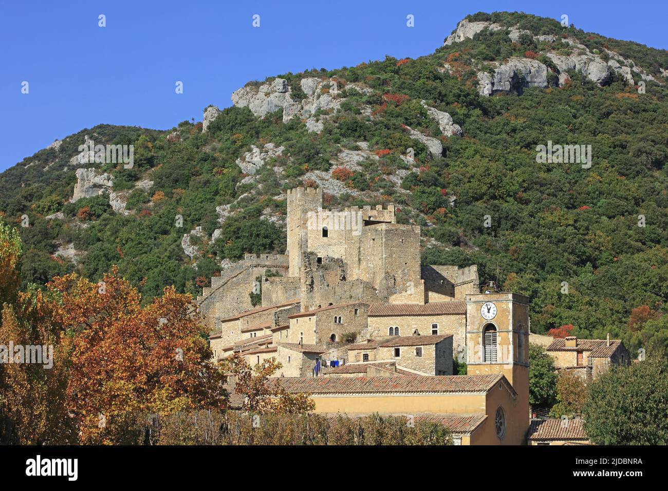 Frankreich, Ardèche Saint-Montan mittelalterliches Dorf mit Charakter dominiert von einer feudalen Burg Stockfoto