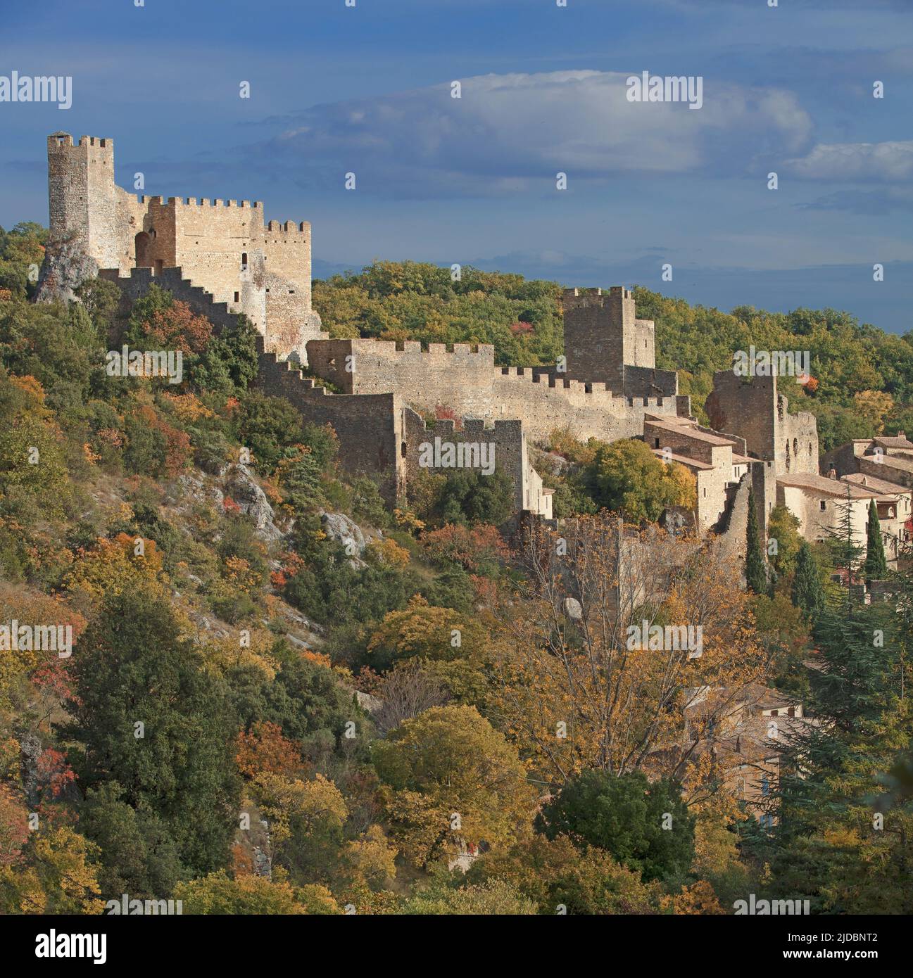 Frankreich, Ardèche Saint-Montan mittelalterliches Dorf mit Charakter dominiert von einer feudalen Burg Stockfoto