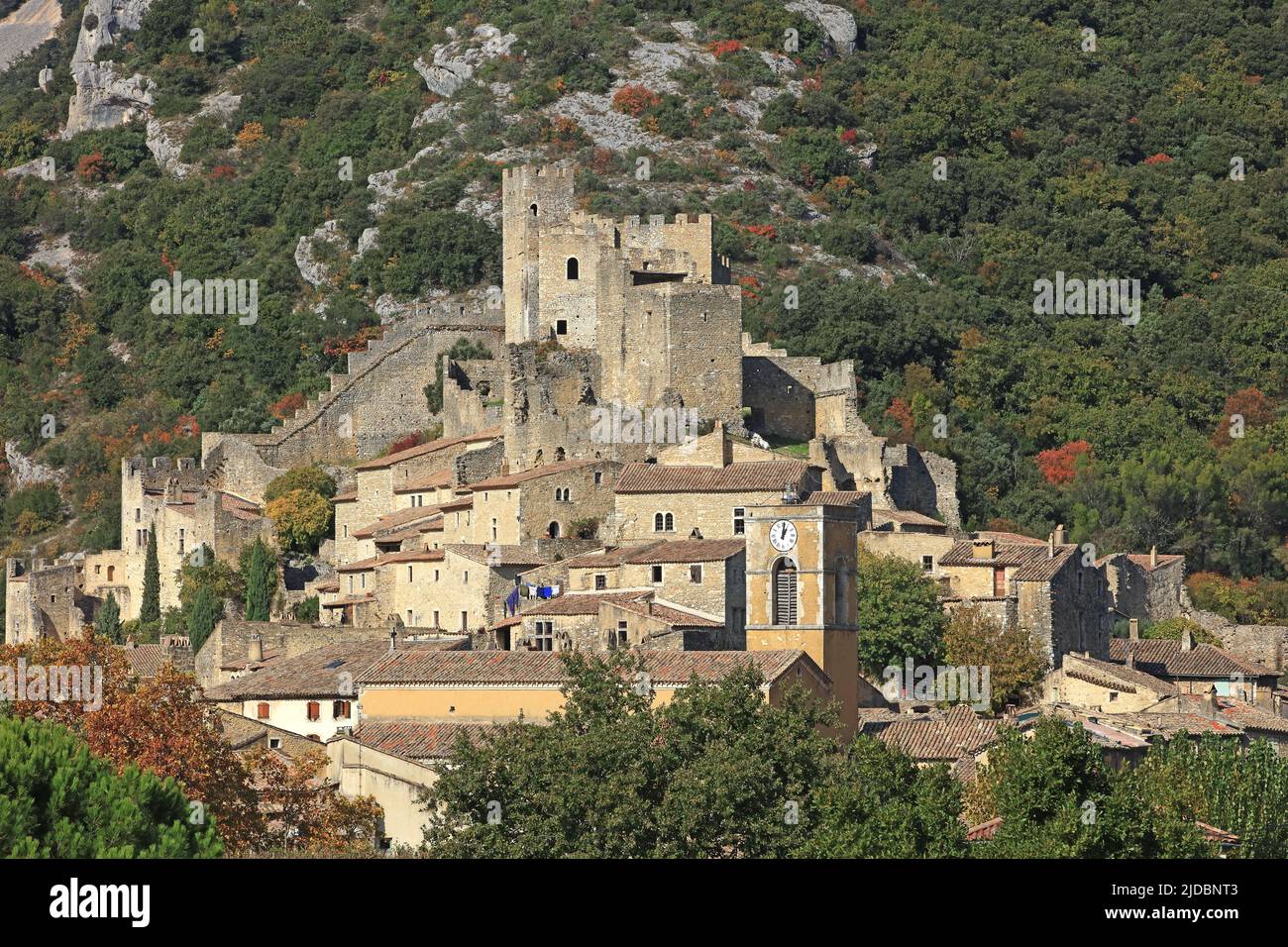 Frankreich, Ardèche Saint-Montan mittelalterliches Dorf mit Charakter dominiert von einer feudalen Burg Stockfoto