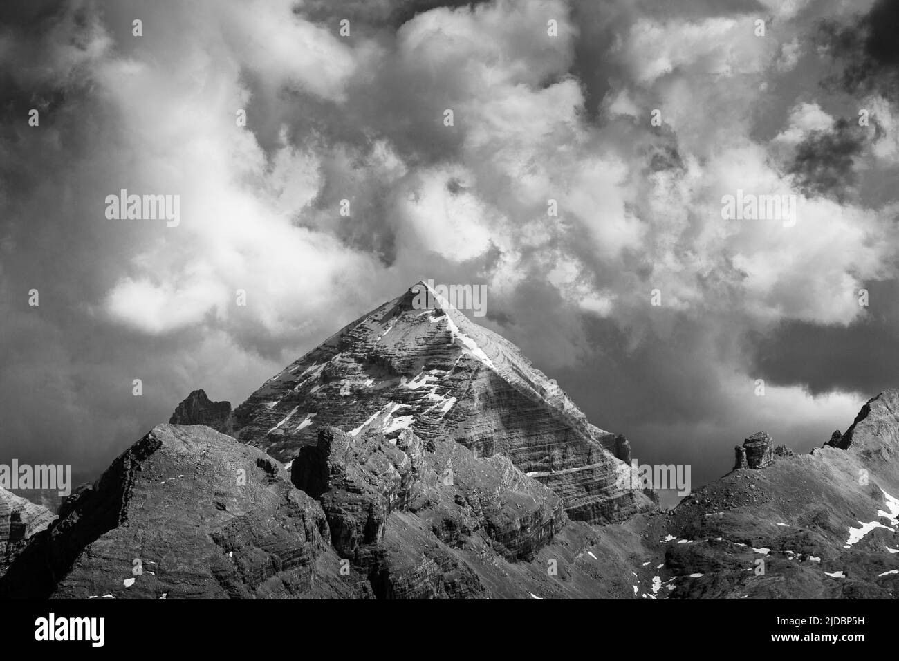 Blick auf den Gipfel des Tofana di Rozes. Dramatischer Himmel. Sonnenlicht und dunkle Wolken. Die Dolomiten. Italienische Alpen. Europa. Stockfoto