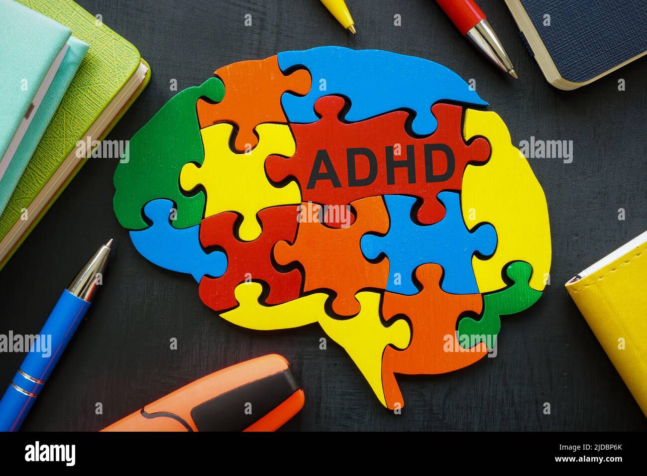 Gehirn aus farbigen Stücken mit der Aufschrift ADHD. Stockfoto