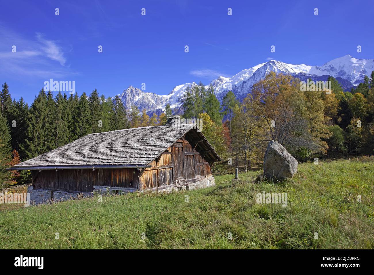 Frankreich, Haute-Savoie Les Houches, alpine Chalets, Mont-Blanc-Berg im Herbst Stockfoto