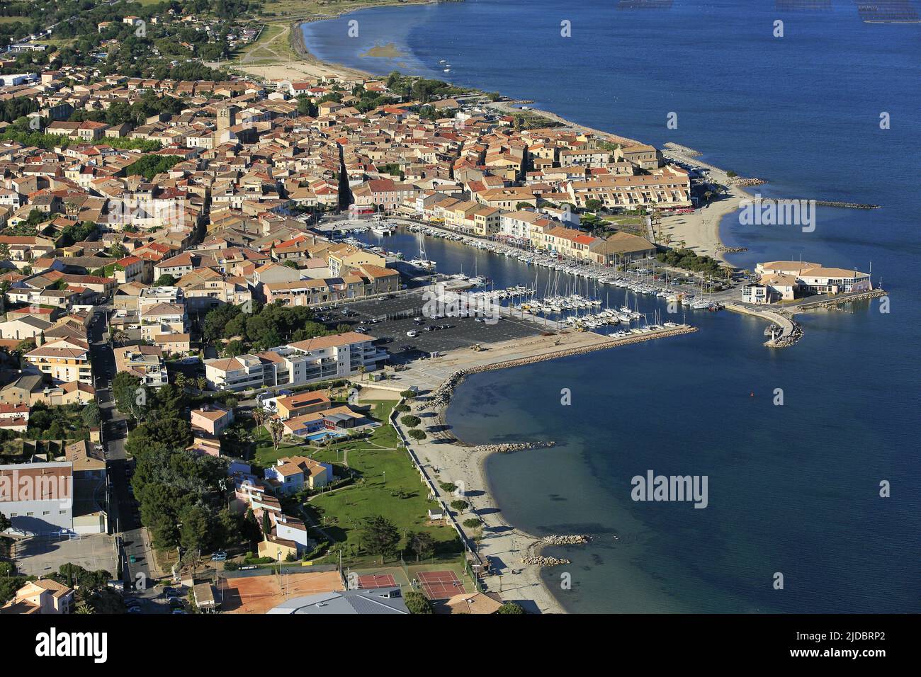 Frankreich, Hérault, Mèze, die mediterrane Hafenstadt, gelegen am Ufer des Etang de Thau mit seinen Parks hat Muscheln, (Luftaufnahme) Stockfoto
