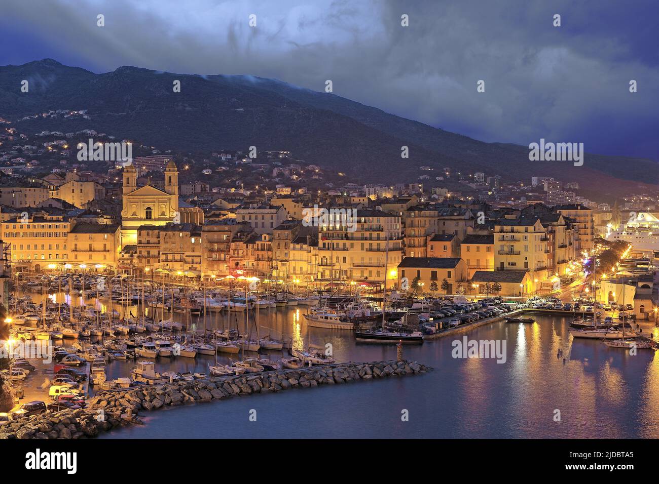 Frankreich, Korsika Bastia, die Stadt, der alte Hafen bei Nacht mit Beleuchtung Stockfoto