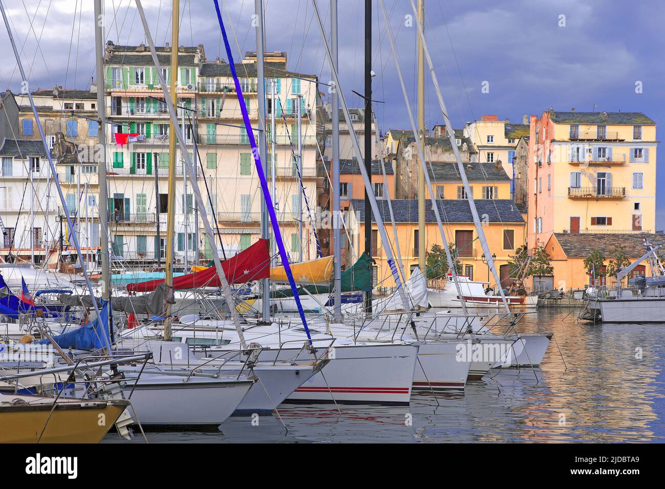 Frankreich, Korsika (20) Bastia, die Hafenstadt, der alte Hafen vom Meer aus gesehen Stockfoto