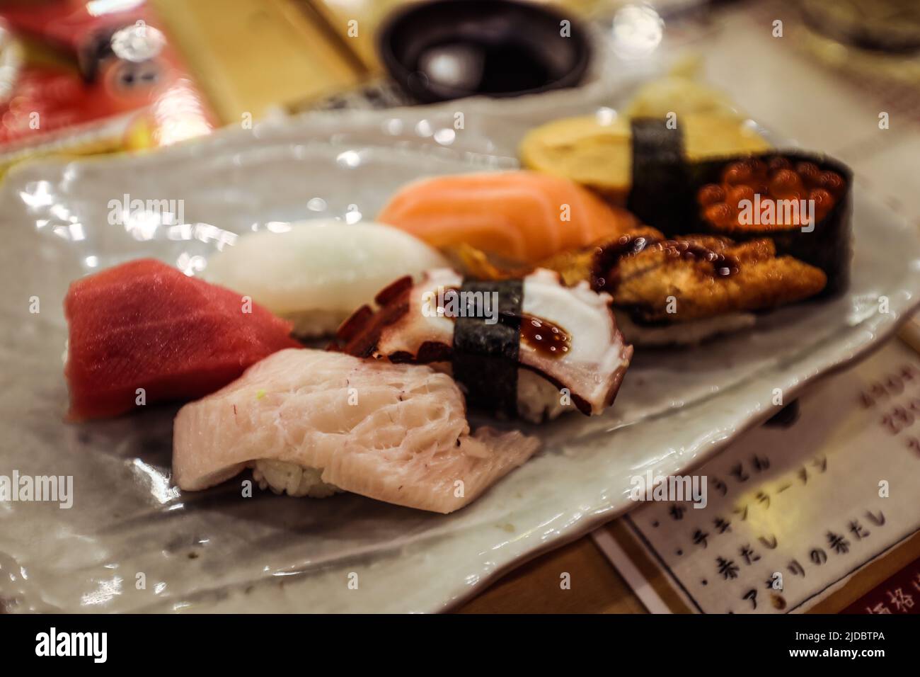 Osaka, Japan - 08. Januar 2020: Sushi Belt Restaurant im Stadtzentrum Stockfoto