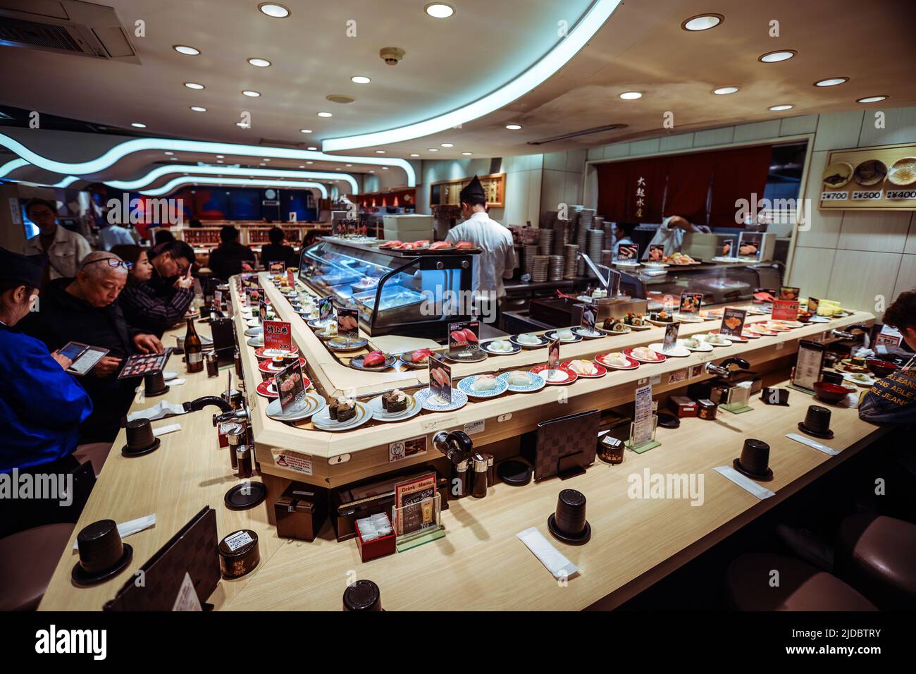 Osaka, Japan - 08. Januar 2020: Sushi Belt Restaurant im Stadtzentrum Stockfoto