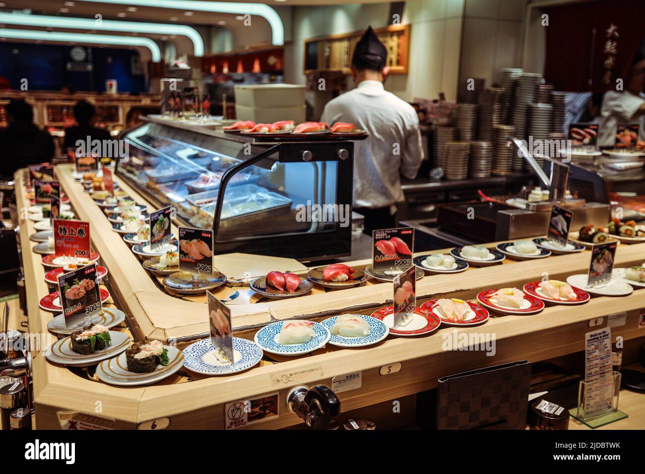 Osaka, Japan - 08. Januar 2020: Sushi Belt Restaurant im Stadtzentrum Stockfoto