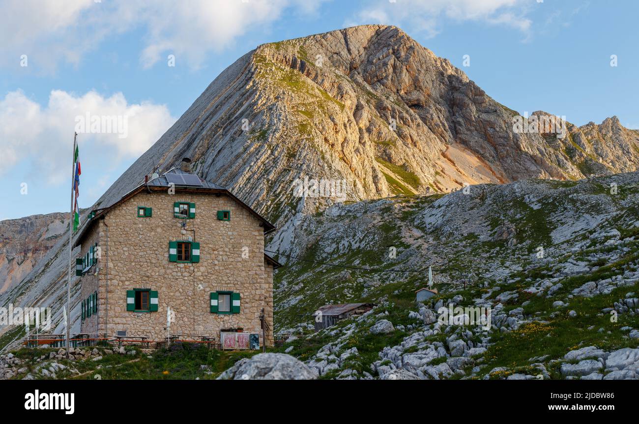 Bei Sonnenaufgang Blick auf die Biella-Hütte (Seekofelhütte) und den Gipfel der Croda del Becco. Venetien. Italienische Alpen. Europa. Stockfoto