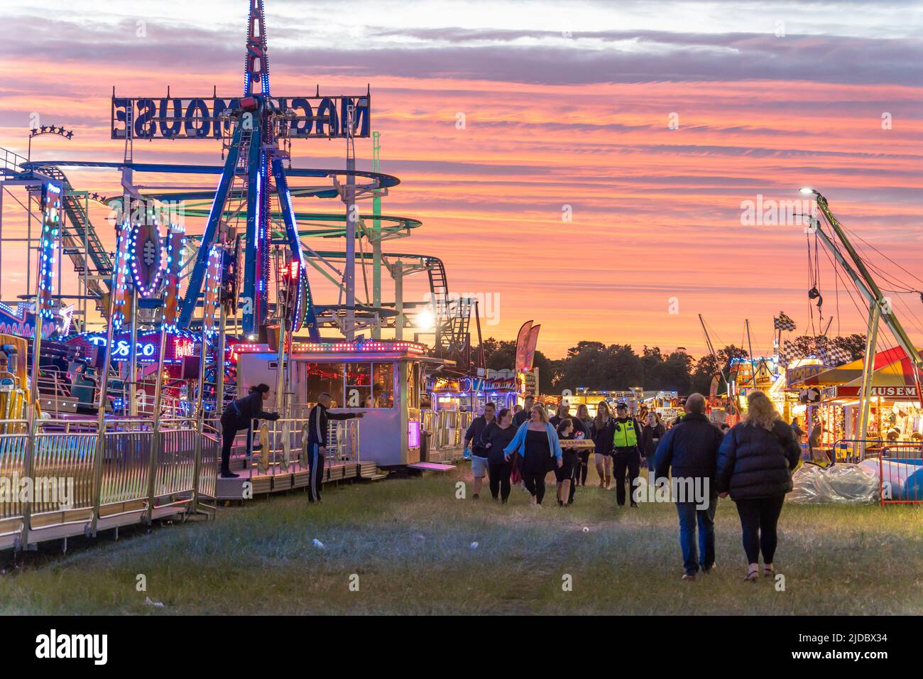 Menschen, die Freizeit auf dem Jahrmarkt verbringen. The 140. „Hoppings“ on the Town Moor, Newcastle upon Tyne, Großbritannien. Stockfoto