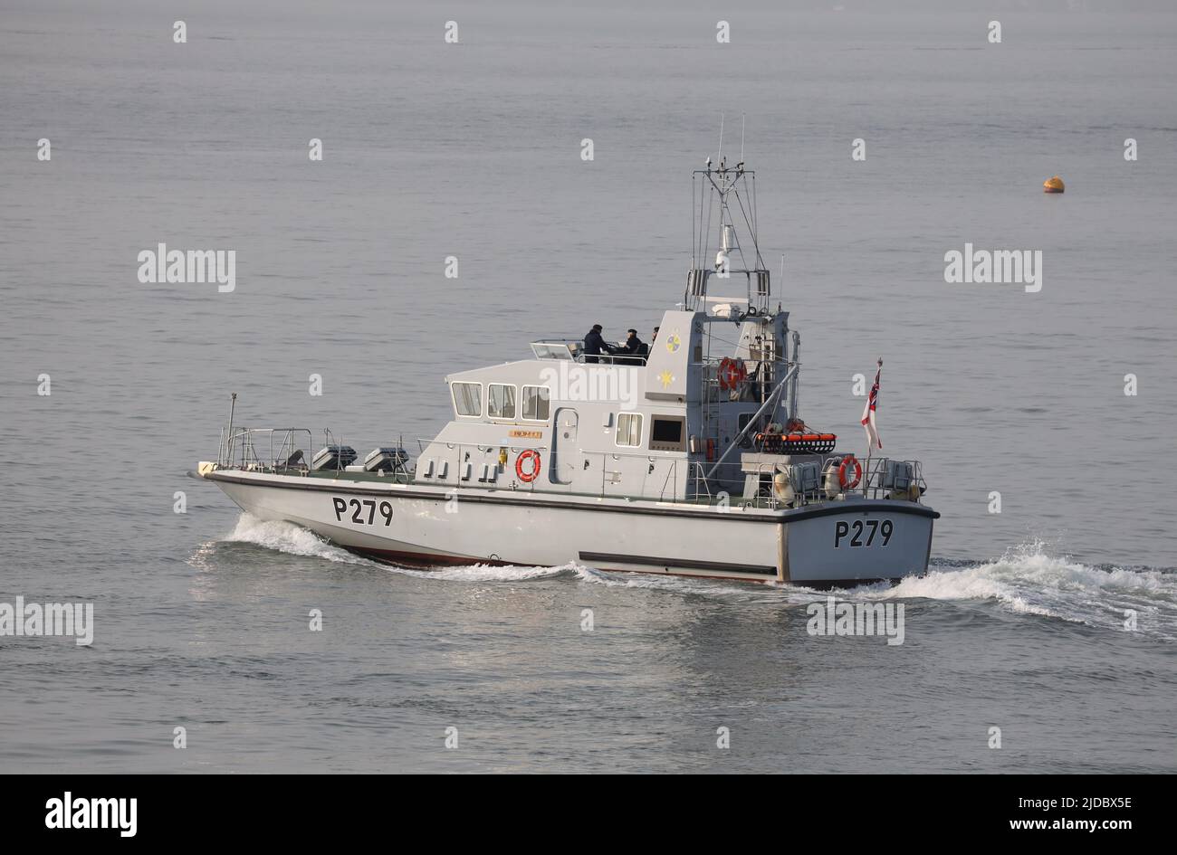 Das Royal Navy Fast Training Boot HMS BLAZER verlässt den Hafen Stockfoto