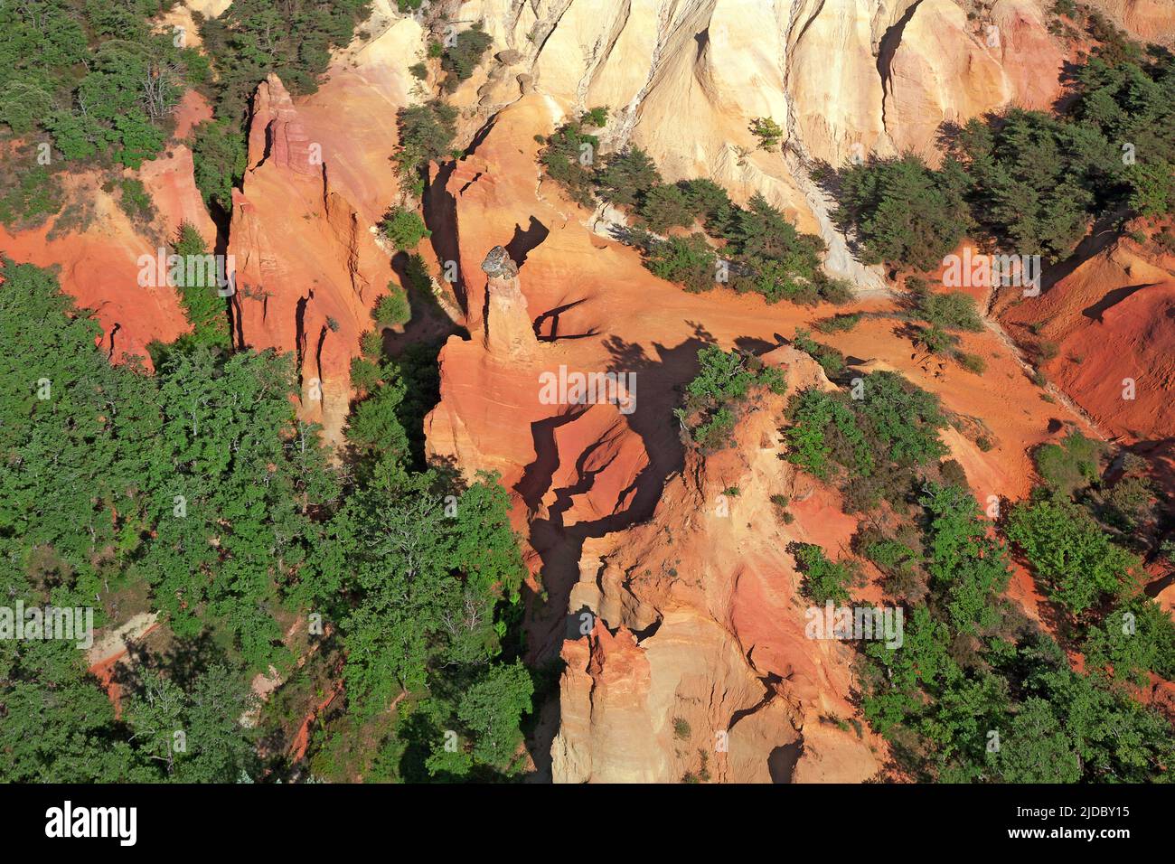 Frankreich, Vaucluse, Colorado Provençal, Ocher-Steinbrüche von Rustrel, Feenkamine, Haupttouristenattraktion des Luberon, (Luftaufnahme) Stockfoto