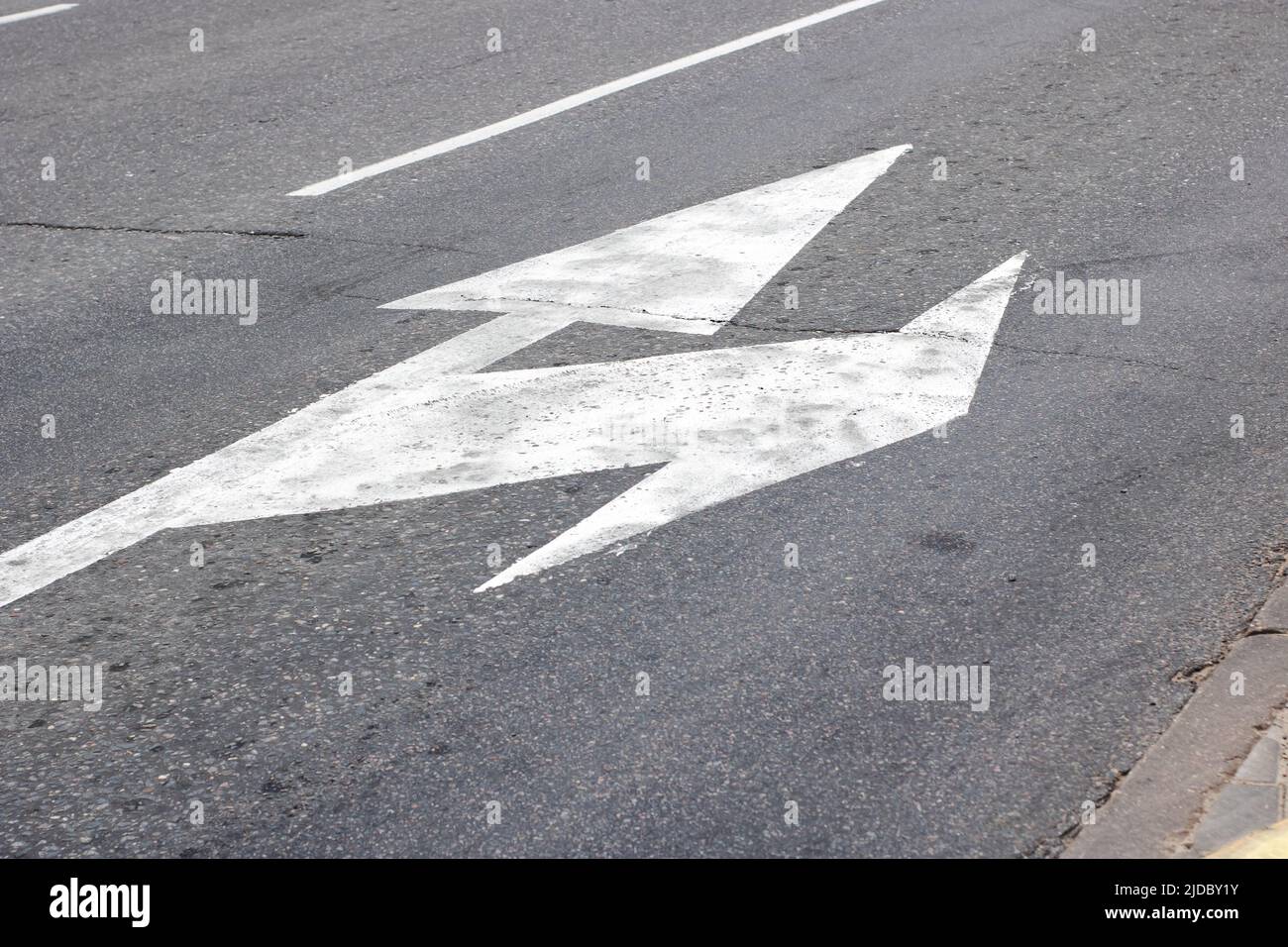 Markierung des Pfeilzeigers auf der Asphaltstraße Stockfoto