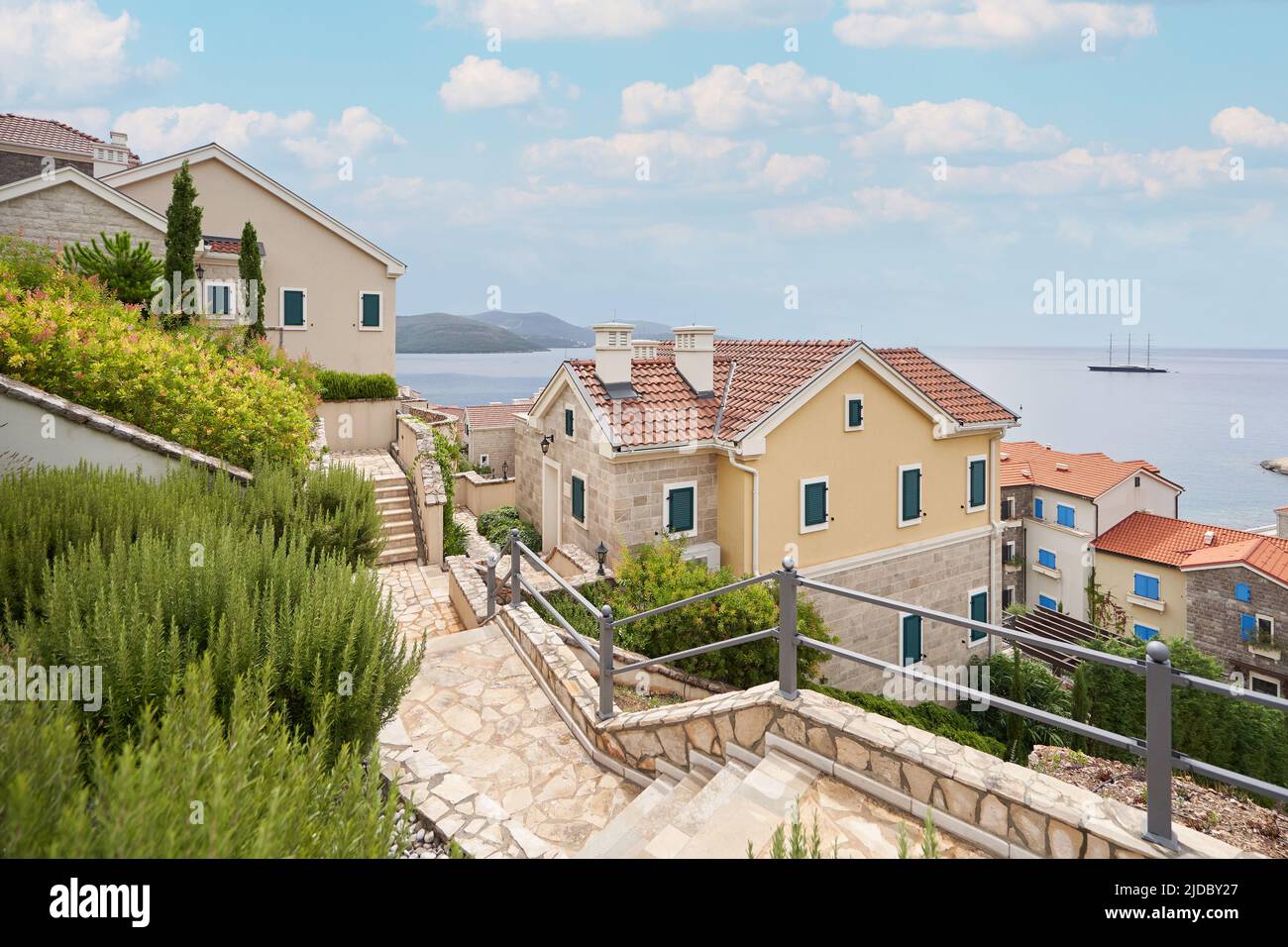 Wohngebiet mit teuren Immobilien in Lustica Bay am Meer, Montenegro. Stockfoto