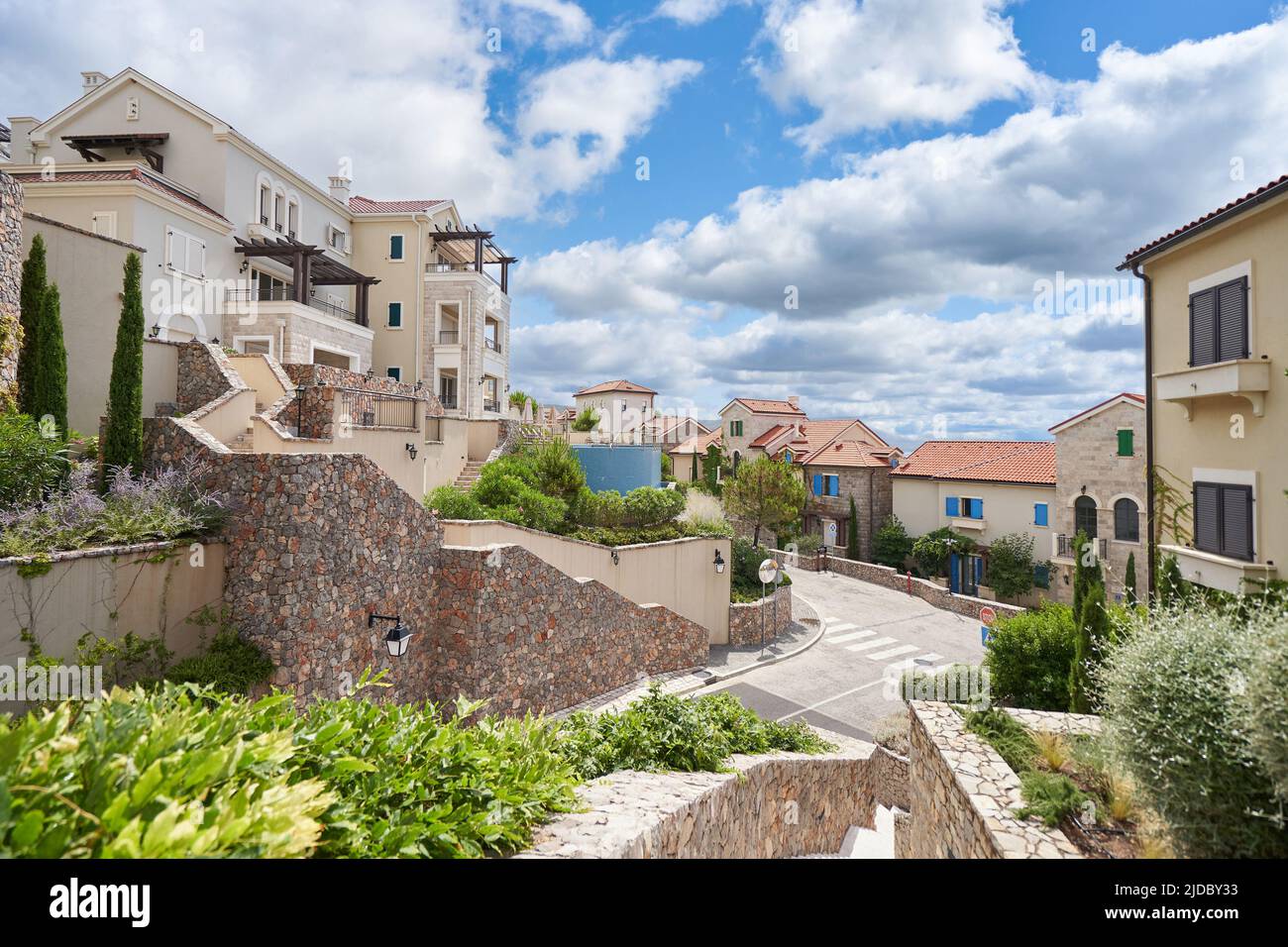 Luxusviertel mit teuren Immobilien in Lustica Bay, Montenegro. Stockfoto