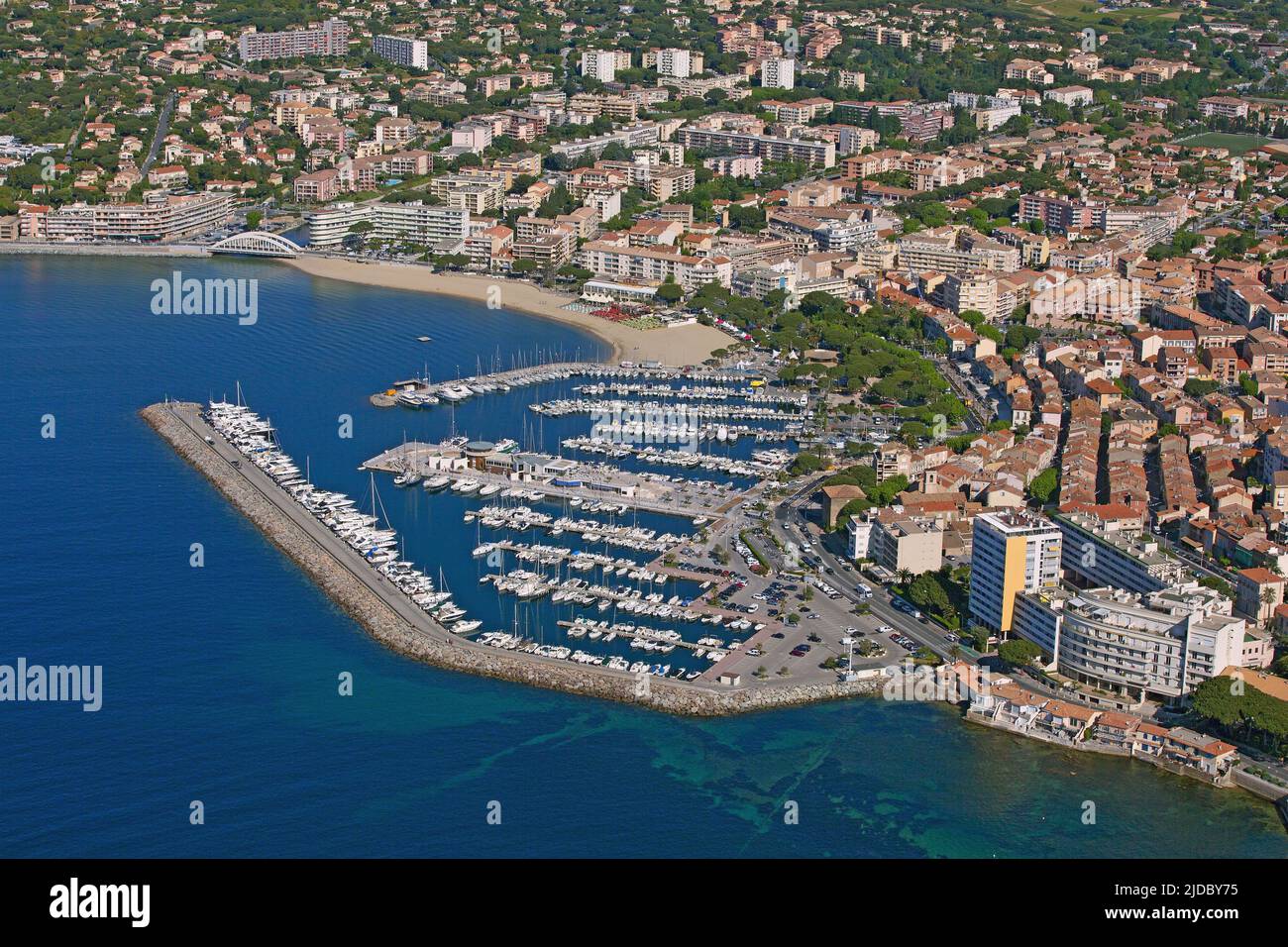 Frankreich, Var, Sainte-Maxime, eine Touristenstadt an der Mittelmeerküste, Marina (Luftaufnahme) Stockfoto