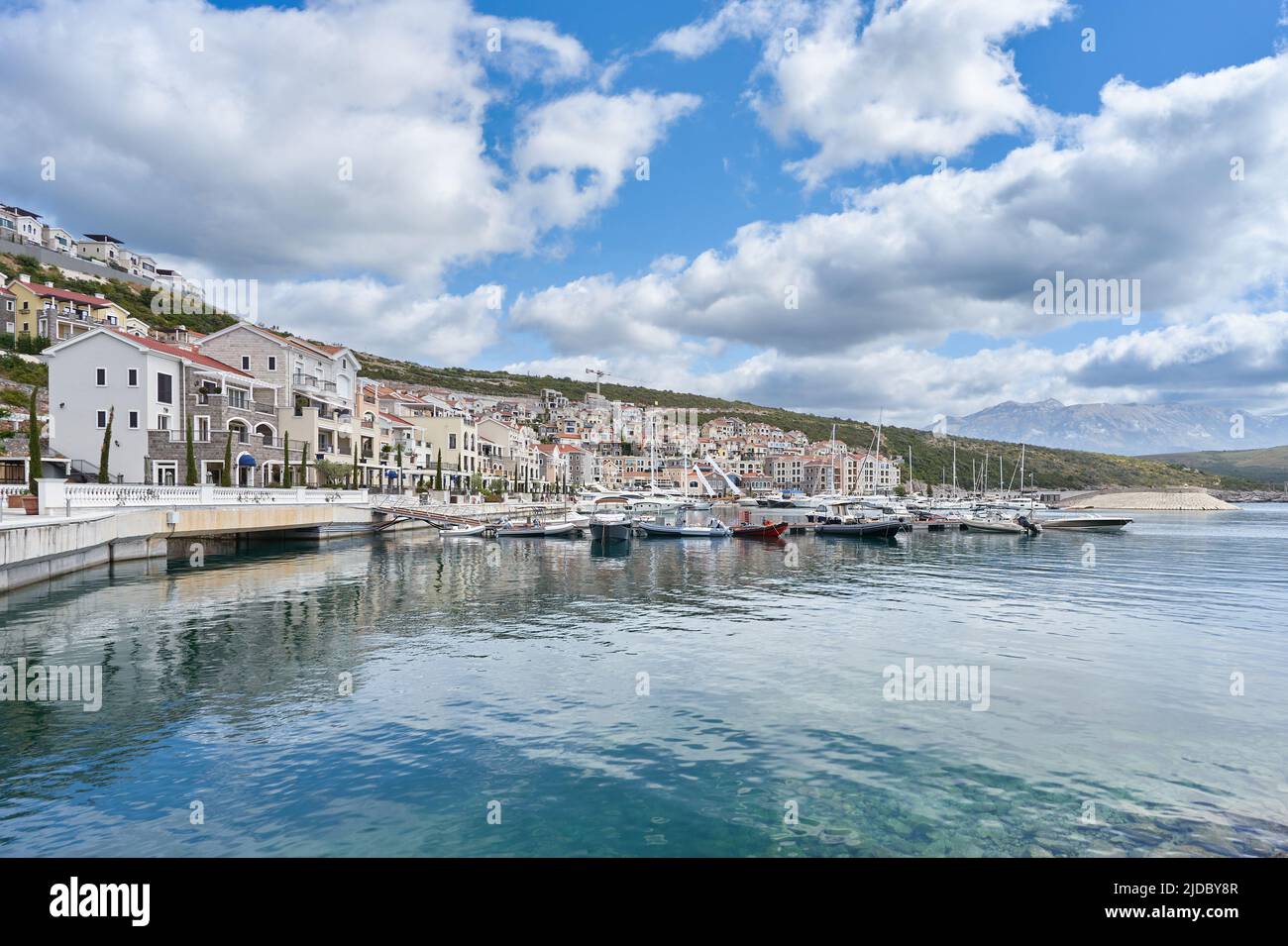 Luxuriöses Wohnviertel und Jachthafen Lustica Bay. Stockfoto