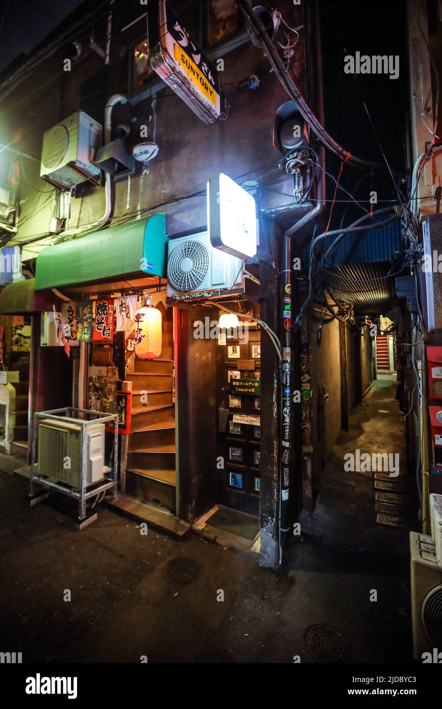 Tokio, Japan - 08. Januar 2020: Shinjuku Golden Gai Gegend mit vielen kleinen Bars in der Nacht Tokyo City Centre Stockfoto