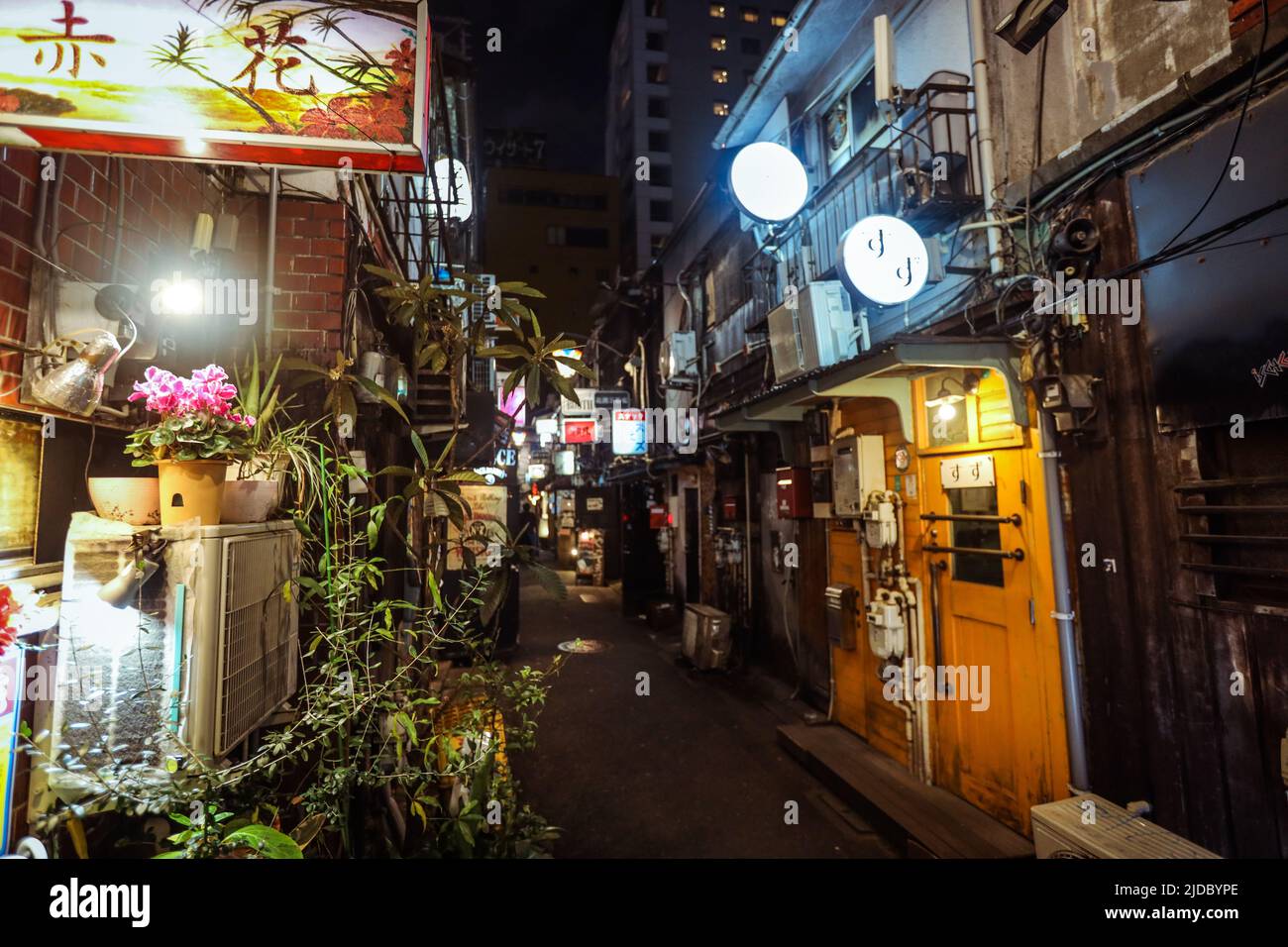 Tokio, Japan - 08. Januar 2020: Shinjuku Golden Gai Gegend mit vielen kleinen Bars in der Nacht Tokyo City Centre Stockfoto