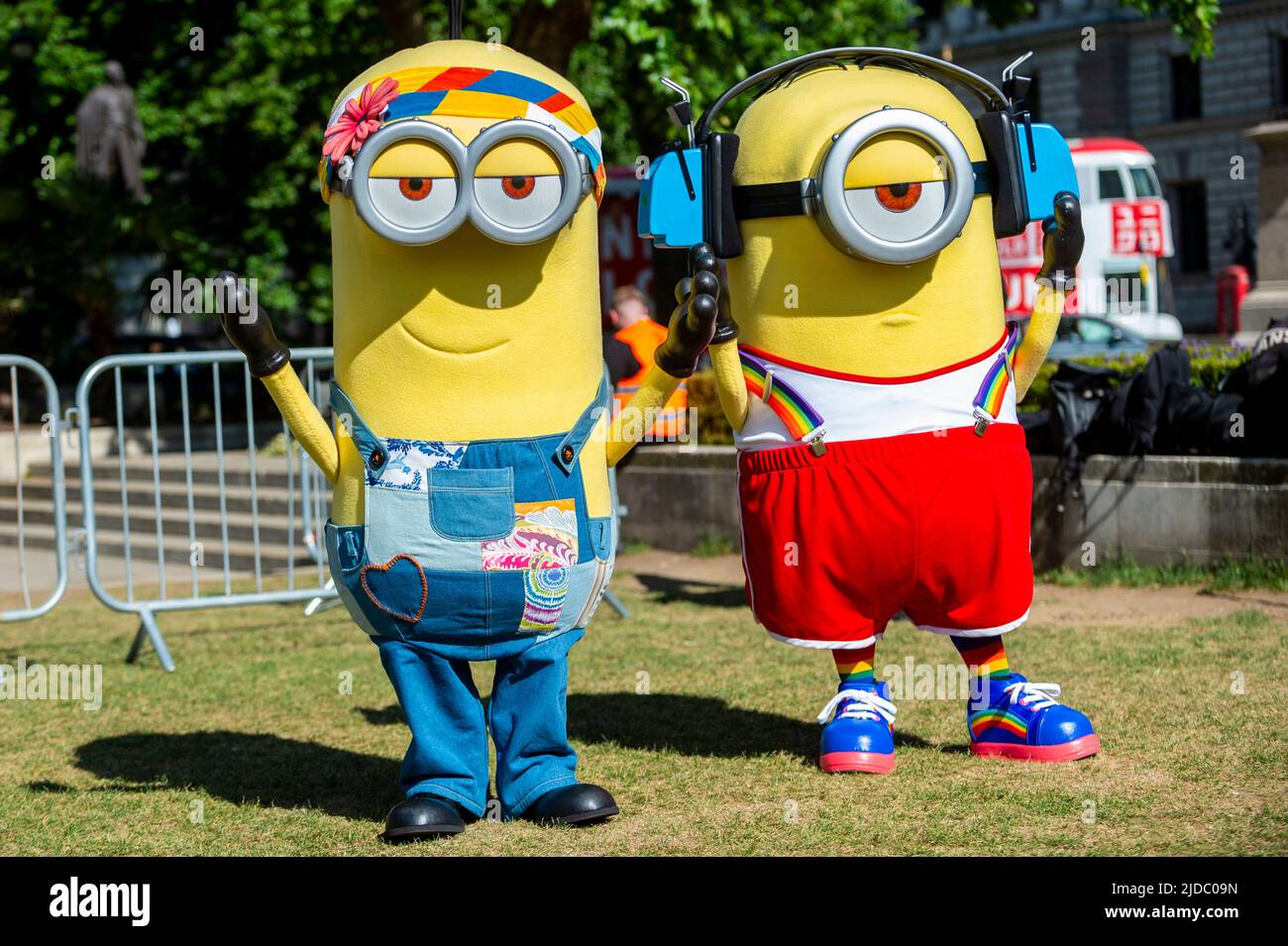 London, Großbritannien. 20. Juni 2022. Kevin und Stuart, die Figuren der Lakaien-Kostüme, kommen zu einer Fotoanspielung auf dem Parliament Square, um die bevorstehende Veröffentlichung des Films „LAKAIEN: DER AUFSTIEG VON GRU“ in den britischen Kinos am 1. Juli 2022 zu feiern. Kredit: Stephen Chung/EMPICS/Alamy Live Nachrichten Stockfoto