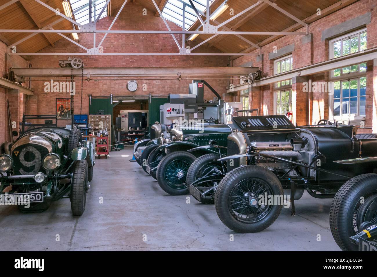 Vintage Bentley Workshop für die Bicester Heritage Scramble Oldtimer-Veranstaltung im Juni 2022 geöffnet Stockfoto