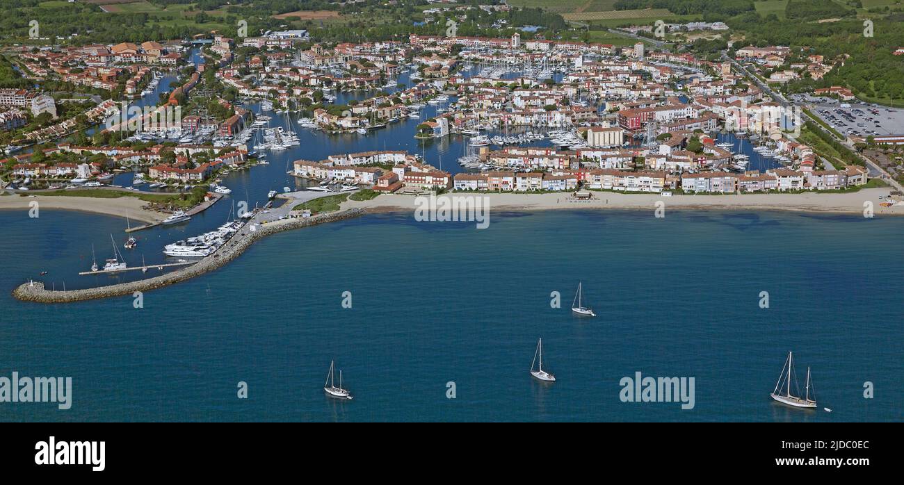 Frankreich, Var, Fréjus, eine Touristenstadt an der Mittelmeerküste, Marina, Boote und Meer (Luftbild) Stockfoto