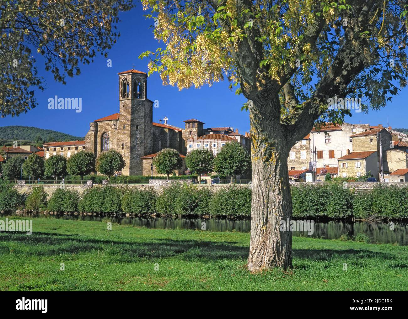 Frankreich, Haute-Loire (43) Langeac, Blick auf das Dorf vom Fluss Allier Stockfoto