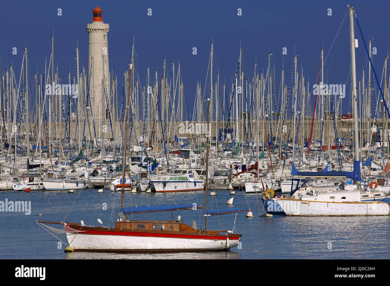 Frankreich, Herault, Sète, Hafenstadt des Mittelmeers, der Leuchtturm, der Yachthafen Stockfoto