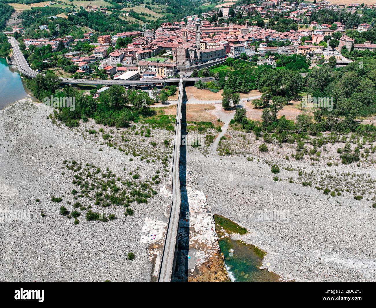 Luftaufnahme. Trockenheit und trockene Flüsse. Römische Brücke von Bobbio über den Fluss Trebbia, Piacenza, Emilia-Romagna. Italien. 06-16-2022. Flussbett mit Steinen Stockfoto