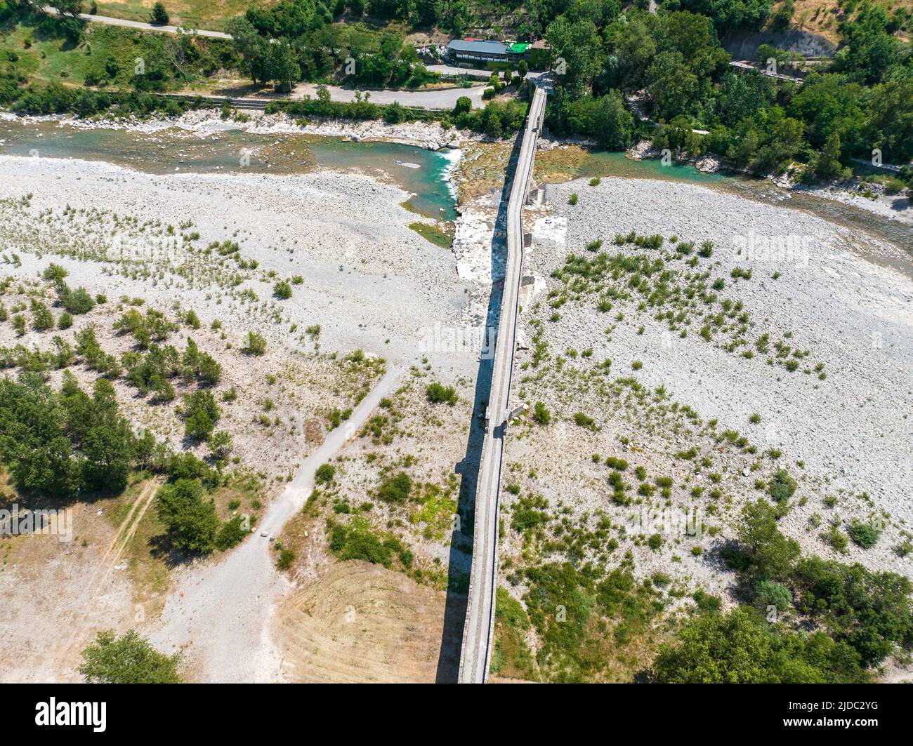 Luftaufnahme. Trockenheit und trockene Flüsse. Römische Brücke von Bobbio über den Fluss Trebbia, Piacenza, Emilia-Romagna. Italien. 06-16-2022. Flussbett mit Steinen Stockfoto