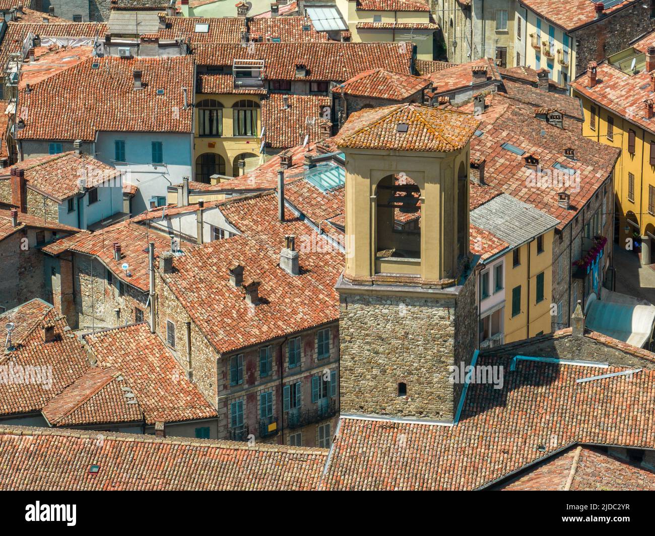 Luftaufnahme von Bobbio, einer Stadt am Trebbia Fluss. Brücke. Piacenza, Emilia-Romagna. Details des städtischen Komplexes, Dächer und Glockentürme. Italien Stockfoto