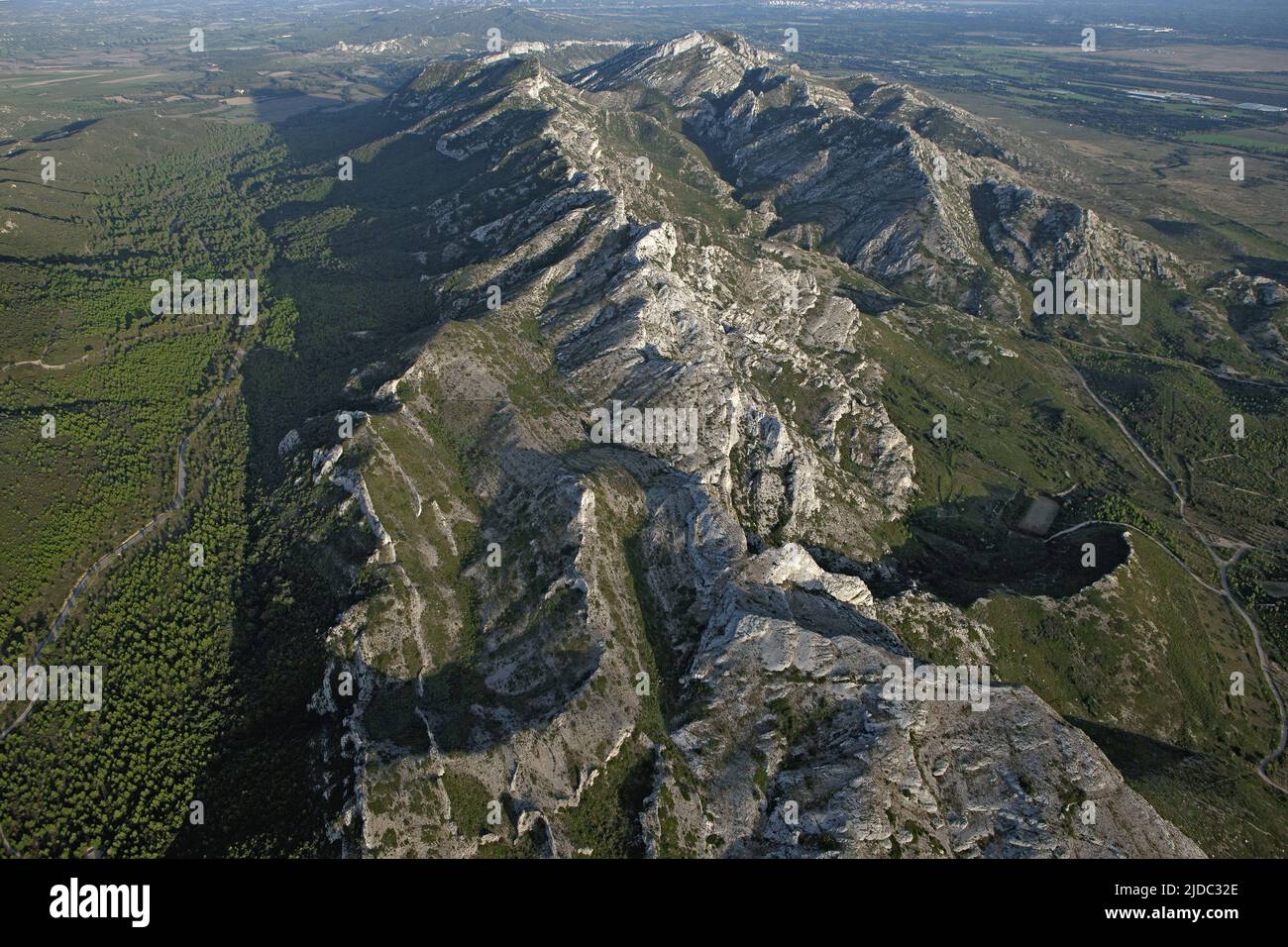 Frankreich, Bouches-du-Rhône (13) Les Alpilles, Provenzale Berge berühmt für seine vielen malerischen Dörfer und Olivenbäume (Luftaufnahme) Stockfoto