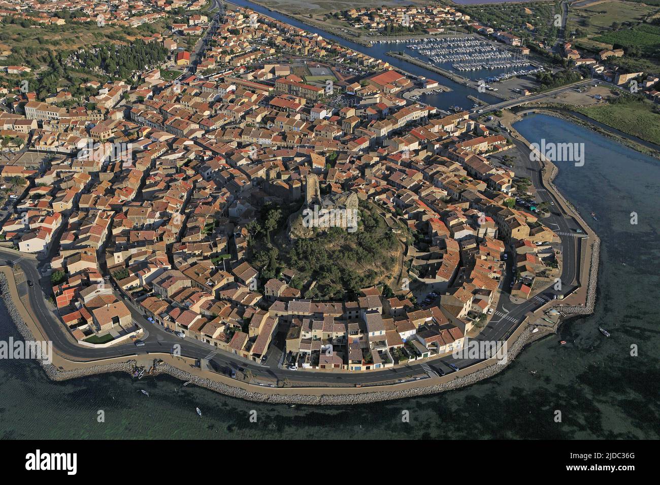 Frankreich, Aude, Gruissan ist ein Badeort und Stadt im Golf von Löwen, die Altstadt wird von den Ruinen einer alten Burg dominiert, der Turm Barbarossa (Luftbild) Stockfoto