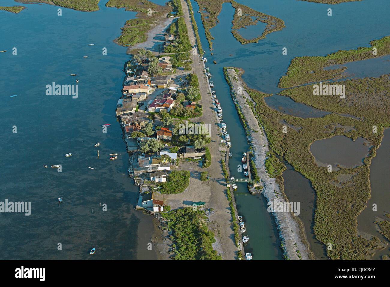 Frankreich, Bouches-du-Rhône Rhône Delta, das Camargue Delta, die Kasernen im Osten, der Golf von Fos (Luftaufnahme) Stockfoto