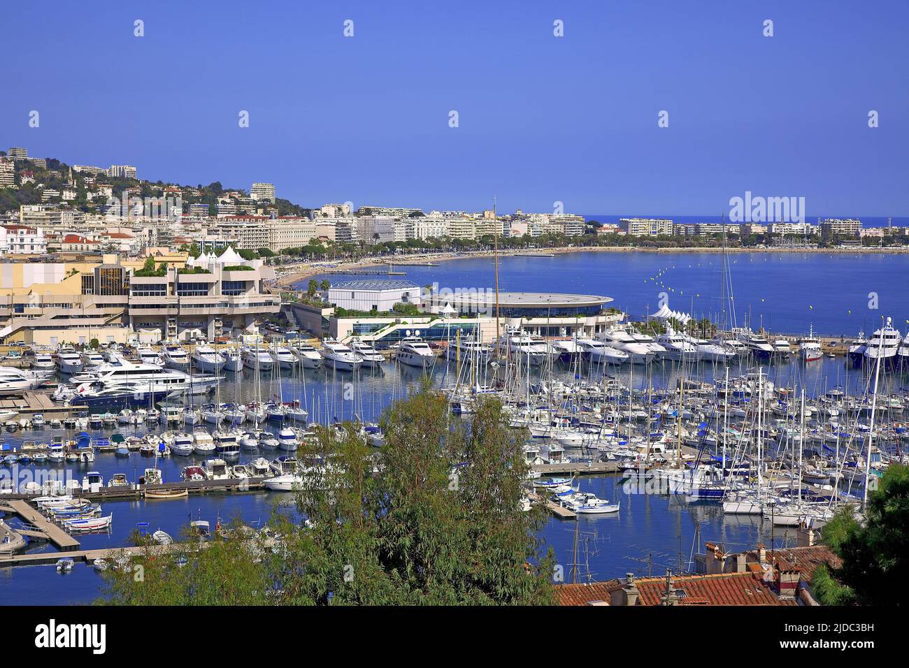 Frankreich, Alpes-Maritimes, Cannes, alter Hafen, Blick auf den Hafen und die Bucht von Le Suquet Stockfoto