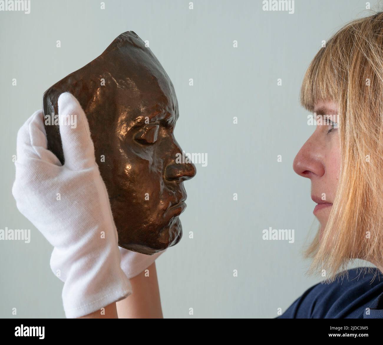 Ben Elwes Fine Art, London, Großbritannien. 20.. Juni 2022. Für die London Art Week (3-8. Juli 2022) präsentiert Ben Elwes eine Sonderausstellung, Mozart und Beethoven: Porträts und Persönlichkeit. Bild: Die einzige bekannte Bronzevariante der original 1812 geputzten Lebensmaske Beethovens des Wiener Bildhauers Franz Klein (1779-1840) befindet sich jetzt im Beethoven-Haus in Bonn. Die aus dem Gips stammende Bronzemaske zeigt die entstellenden Pockennarben des Komponisten und sogar die Papierfalten, die seine Augen bedeckten. Quelle: Malcolm Park/Alamy Live News Stockfoto