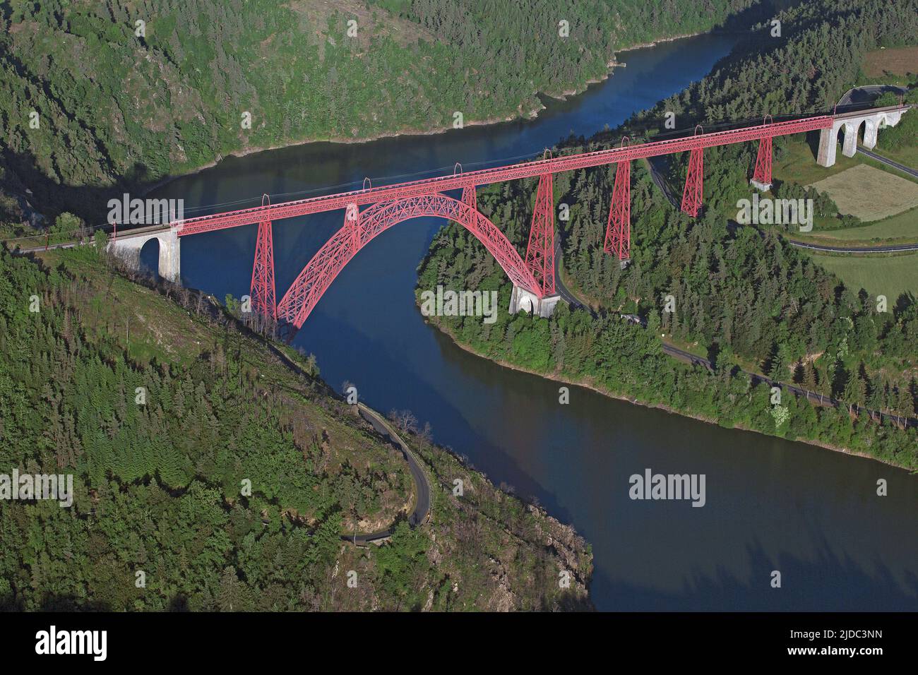 Frankreich, Cantal Garabit Viadukt über die Schlucht und Beschwichtigung (Luftaufnahme) Stockfoto