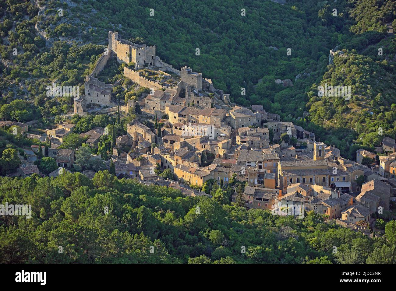 Frankreich, Ardèche, Saint-Montan, Dorfcharakter, es wird von den Ruinen einer Burg dominiert (Luftaufnahme) Stockfoto