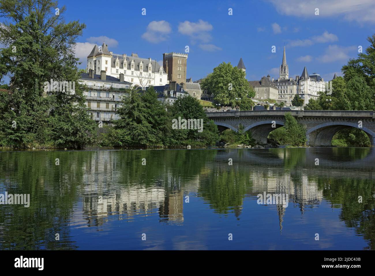 Frankreich, Pyrénées-Atlantiques, Pau, das Schloss und die Gave de Pau, die Brücke von 14 Juillet Stockfoto