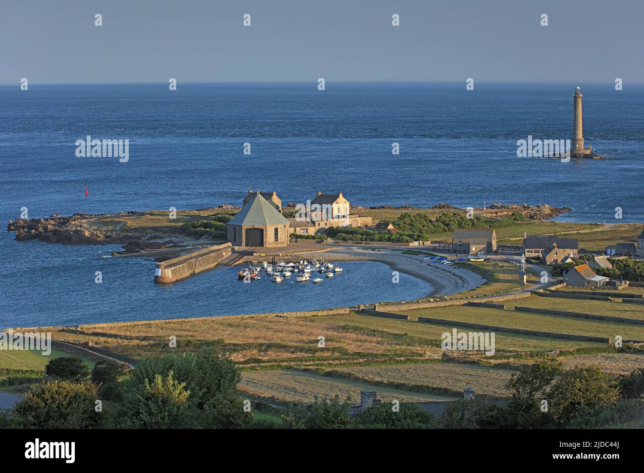 Frankreich, Cotentin Auderville, der Leuchtturm von La Hague und der Hafen Goury Stockfoto