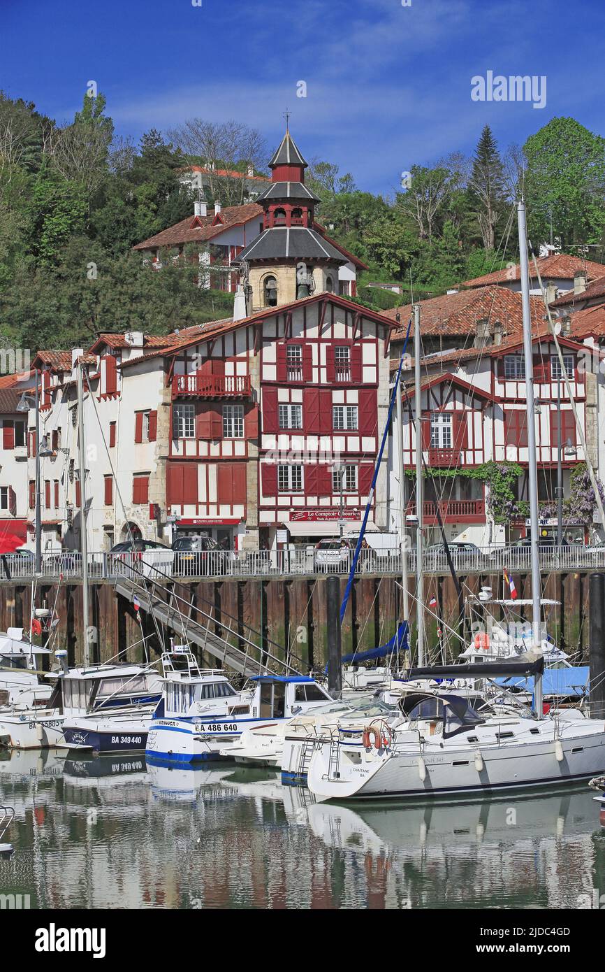 Frankreich, Pyrénées-Atlantiques Ciboure der Hafen und die Kirche Saint-Vincent de Ciboure Stockfoto