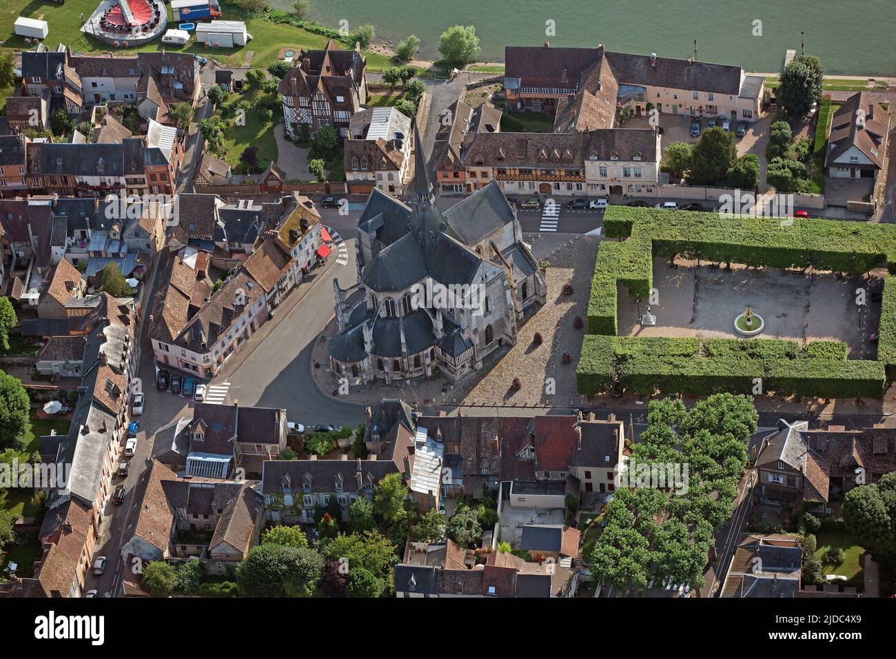 Frankreich, Eure, Les Andelys Stadt im Herzen der seine-Schleife gelegen, Saint-Sauveur Kirche von Petit-Andely (Luftaufnahme), Stockfoto