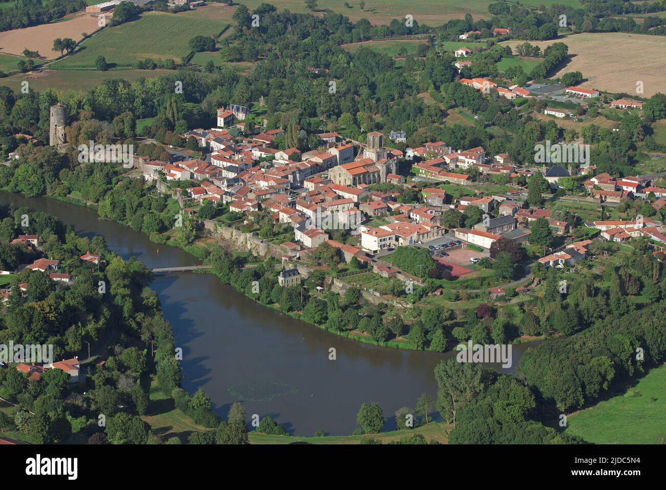 Frankreich, Dorf Vendée Vouvant mit der Bezeichnung „schönste Dörfer Frankreichs“ (Luftaufnahme) Stockfoto